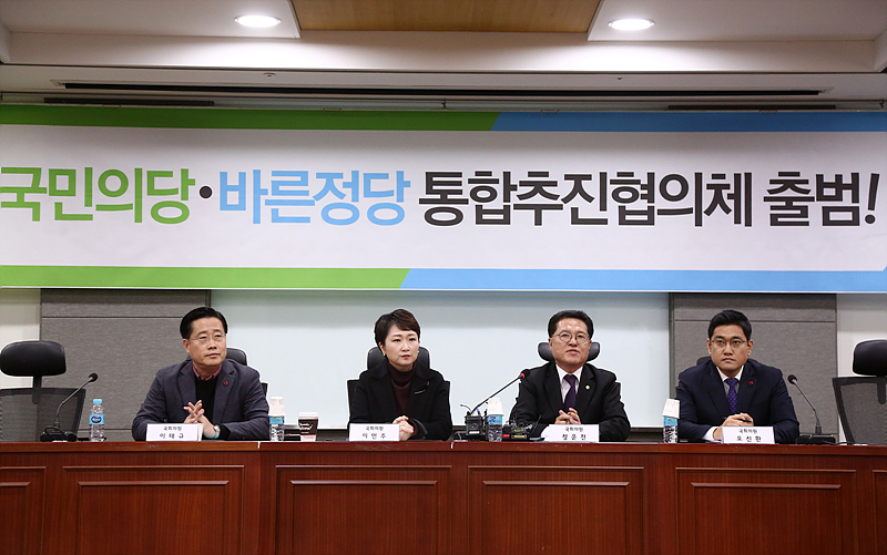 3일 오전 국회 의원회관에서 열린 국민의당·바른정당 통합추진협의체 출범회의에서 양당 통합 추진 의원들이 논의하고 있다. 왼쪽부터 국민의당 이태규, 이언주 의원, 바른정당 정운천, 오신환 의원.