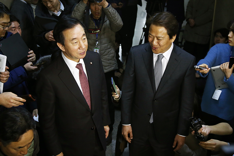 김성태 국회 운영위원장(자유한국당.왼쪽)과 임종석 대통령비서실장이 12일 오후 국회 복도에서 만나고 있다.