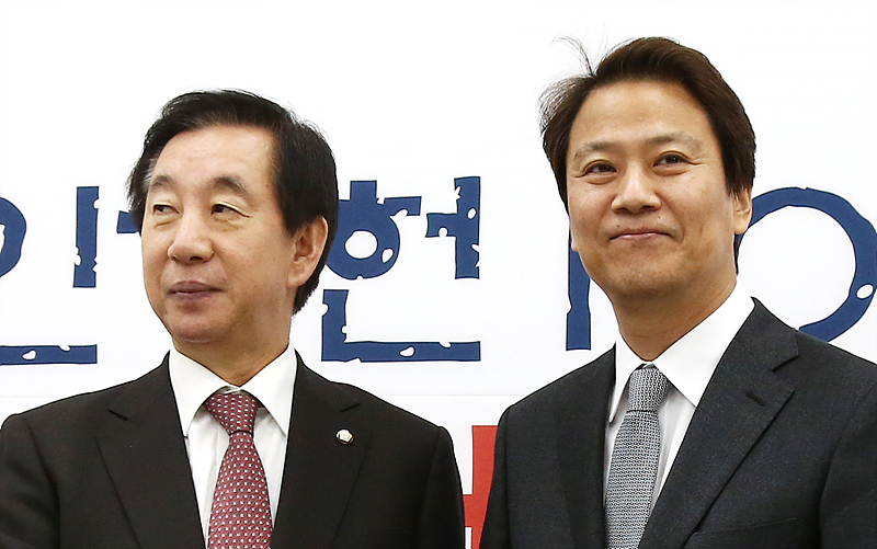임종석 대통령비서실장(오른쪽)이 12일 오후 국회에서 김성태 운영위원장(자유한국당)을 방문해 인사하고 있다.
