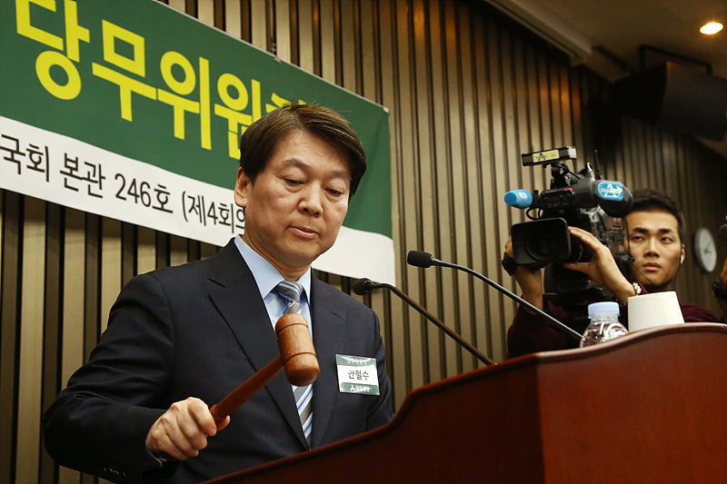 안철수 국민의당 대표가 12일 오후 국회에서 열린 전당대회를 준비하기 위한 통합파 주도의 당무위원회의에서 반대파 의원들의 항의 속에서 개회를 선언하고 있다.