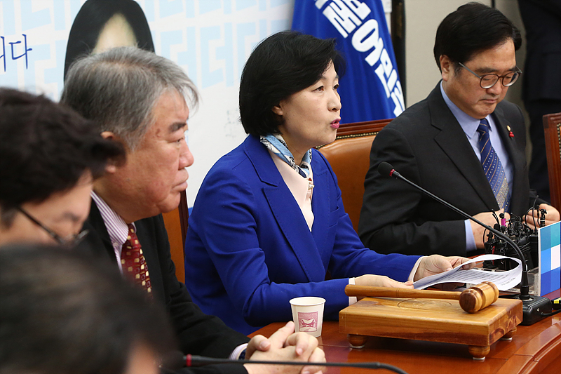 추미애 더불어민주당 대표가 12일 국회 당 대표실에서 열린 최고위원회의에서 모두발언하고 있다.