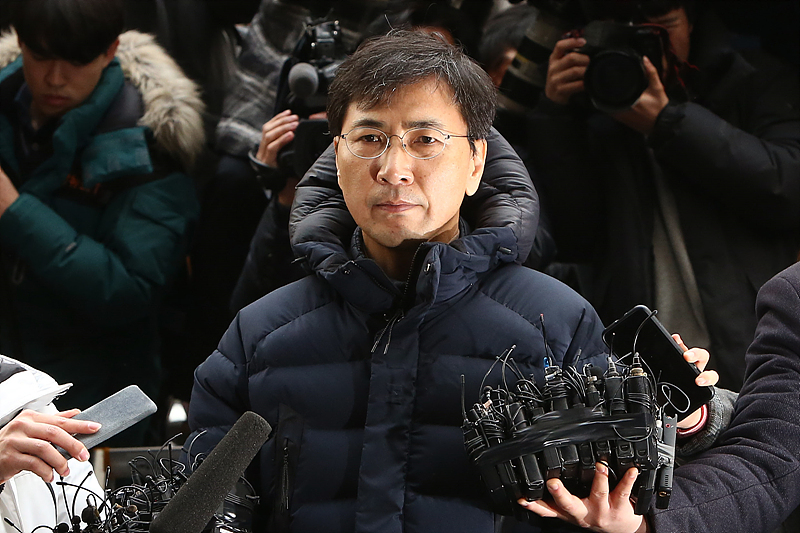 정무비서와 자신이 설립한 정책연구소 여직원을 성폭행한 혐의를 받는 안희정 전 충남도지사가 9일 오후 서울 마포구 서부지검에 출석해 국민과 도민에게 사과한 후 입을 다물고 있다.