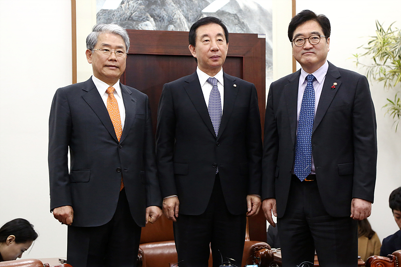 여야 3당 원내대표들이 14일 오전 국회 운영위원장실에서 결렬된 어제에 이어 개헌 논의를 위한 회동에 앞서 기념촬영을 하고 있다. 왼족부터 김동철 바른미래당, 김성태 자유한국당, 우원식 더불어민주당 원내대표.