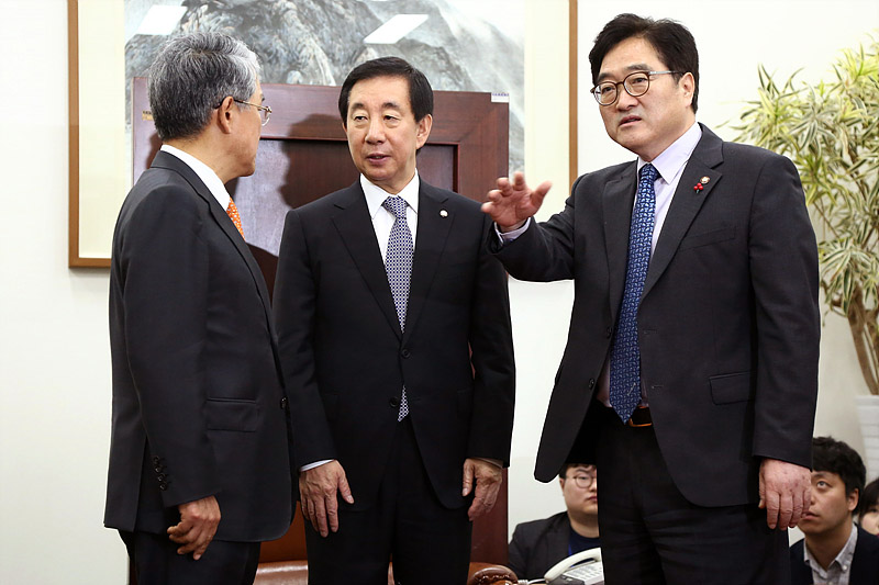 여야 3당 원내대표들이 14일 오전 국회 운영위원장실에서 개헌 논의를 위한 회동에서 모두발언 없이 곧바로 회동장으로 이동하고 있다.