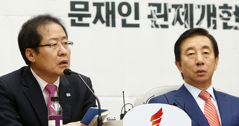 자유한국당 홍준표 대표(왼쪽)와 김성태 원내대표