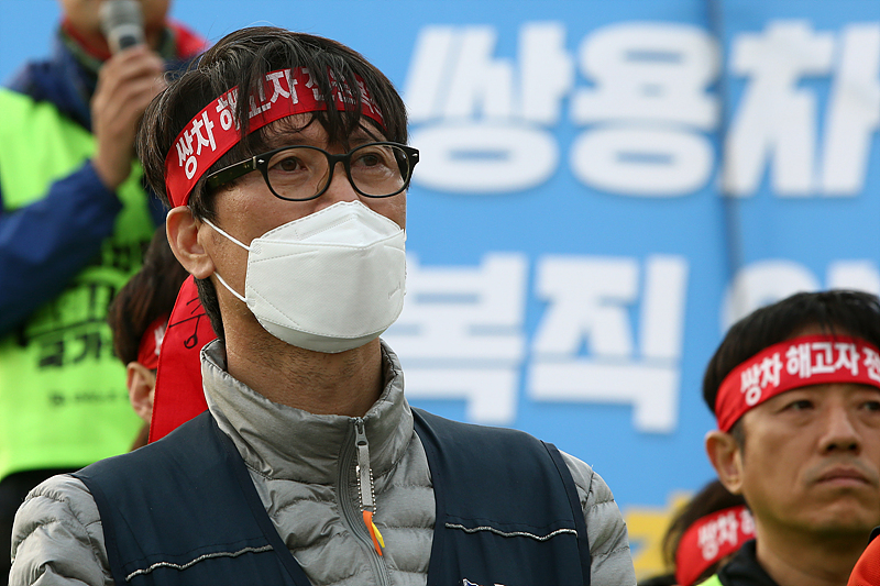 해고자 전원복직을 요구하며 28일떄 단식을 이어가고 있는 김득중 금속노조 쌍용차 지부장이 28일 오후 경기 평택시 쌍용자동차 평택공장 정문 앞에서 열린 쌍용차 해고자 전원복직 약속이행 ‘함께살자’ 민주노총 결의대회에서 참석하고 있다.