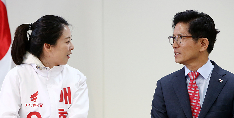10일 오전 서울 여의도 자유한국당 중앙당사에서 열린 ‘서울·세종시장 후보 추대 결의식’에 김문수 서울시장 후보(오른쪽)와 배현진 송파을 국회의원 후보가 대화하고 있다.