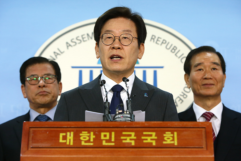 더불어민주당 경기도지사 예비후보인 이재명 전 성남시장이 11일 오전 국회 정론관에서 안보관련 정책 설명을 위한 기자회견을 하고 있다.