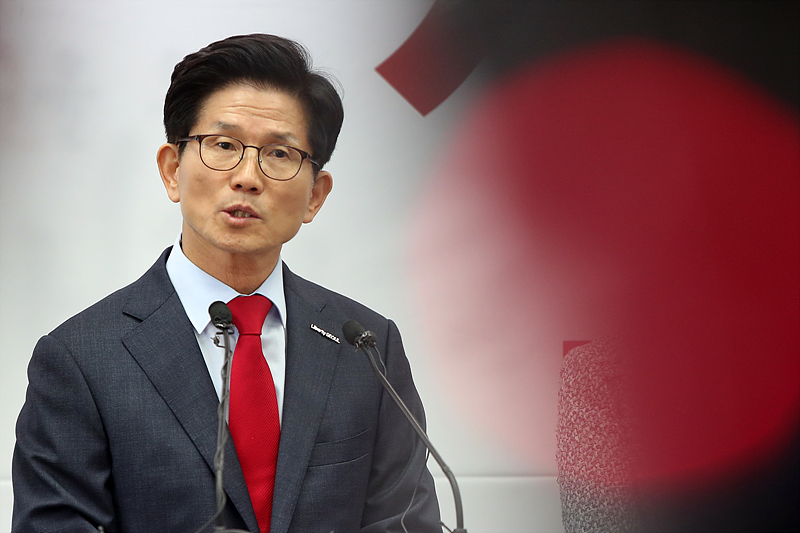 자유한국당 김문수 서울시자 후보가 11일 오후 서울 여의도 중앙당사에서 기자회견을 열고 서울시장 출마를 공식 선언하고 있다.