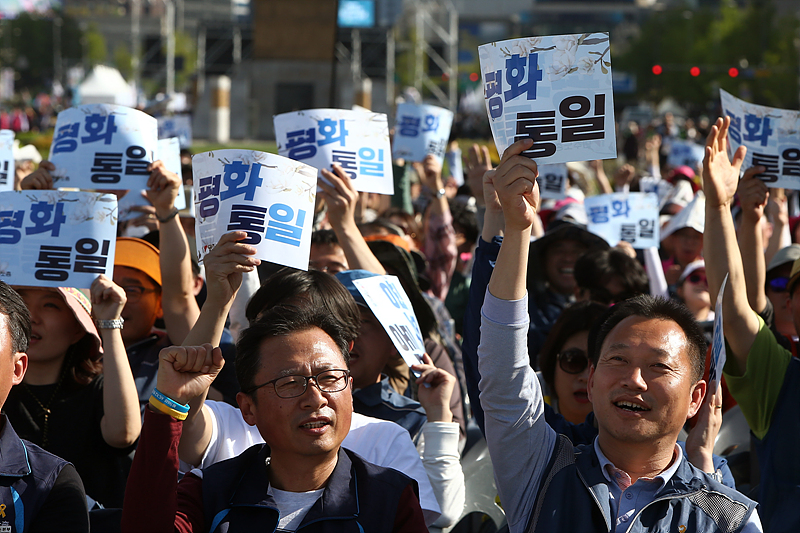 21일 오후 서울 광호문광장에서 열린 민주노총 주최 ‘4·21 노동자 평화통일 한마당’에서 노동자들이 평화통일 손피켓을 들고 구호를 외치고 있다.