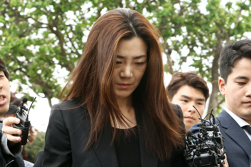 ‘물벼락 갑질 논란’으로 폭행 혐의를 받고 있는 조현민 전 대한항공 전무가 지난해 5월 1일 오전 서울 강서구 강서경찰서에 피의자 조사를 받기 위해서 출석해 조사실로 이동하고 있다.