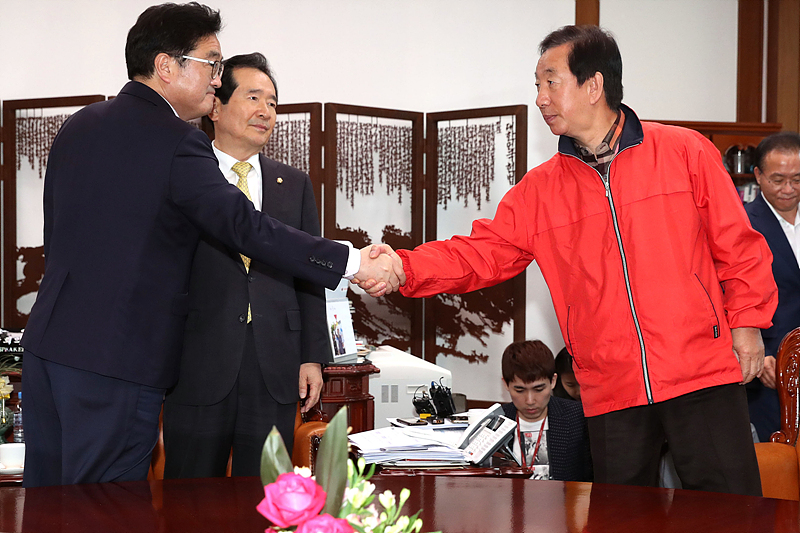 더불어민주당 우원식 전 원내대표(왼쪽)와 자유한국당 김성태 원내대표(오른쪽)