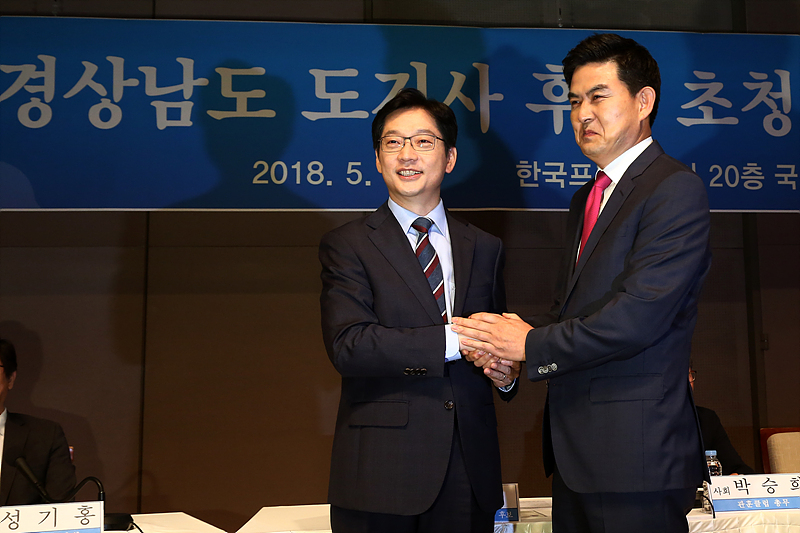 김경수 더불어민주당(왼쪽)-김태호 자유한국당 경상남도지사 예비후보가 8일 오전 서울 중구 프레스센터에서 열린 관훈클럽 토론회에 참석해 토론 전 기념촬영하고 있다.