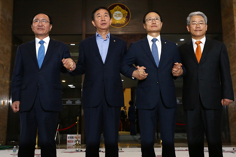 지난 14일 오후 국회 본회의장 앞에서 ‘드루킹’ 특검법-추가경정예산안 18일 동시 처리 합의를 선언하고 있는 평화와 정의의 의원모임 노회찬(왼쪽부터), 자유한국당 김성태, 더불어민주당 홍영표, 바른미래당 김동철 원내대표.