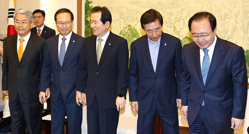 14일 오전 국회에서 열인 국회의장과 여야 원내대표 주례 회동에서 기념촬영을 마친 후 각자의 자리로 이동하고 있다. 왼쪽부터 바른미래당 김동철, 더불어민주당 홍영표 원내대표, 정세균 국회의장, 자유한국당 김성태, 평화와 정의의 의원모임 노회찬 원내대표.