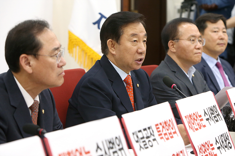자유한국당 김성태 원내대표가 16일 국회 당 원내대표실에서 특검법안 관련 기자간담회에서 발언하고 있다.
