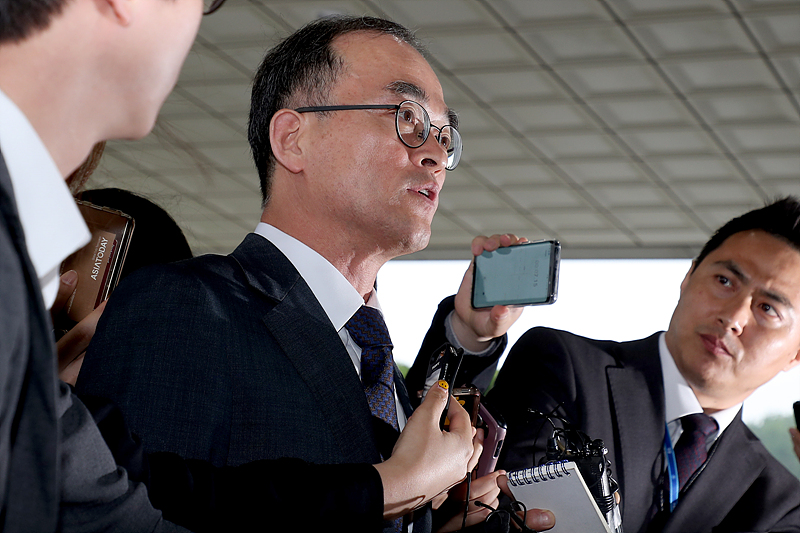강원랜드 채용비리와 관련해 수사지휘권 행사로 외압 의혹을 받고 있는 문무일 검찰총장이 16일 서울 서초구 대검찰청으로 출근하며 취재진 질문에 답변하고 있다.