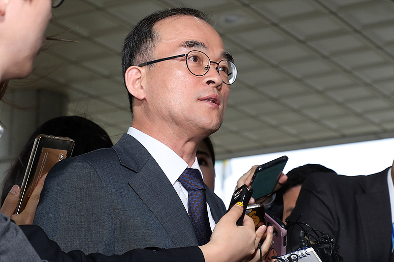 강원랜드 채용비리와 관련해 수사지휘권 행사로 외압 의혹을 받고 있는 문무일 검찰총장이 16일 서울 서초구 대검찰청으로 출근하며 취재진의 질문에 답변하고 있다.