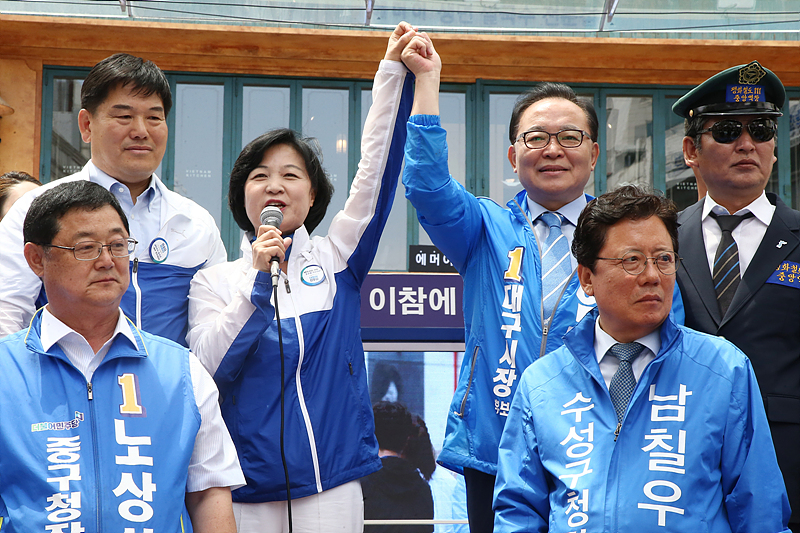 더불어민주당 추미애 대표가 9일 대구광역시 중구 대구백화점 인근에서 열린 임대윤 대구광역시장 후보 지원 유세에서 임 후보의 손을 들어 보이고 있다.