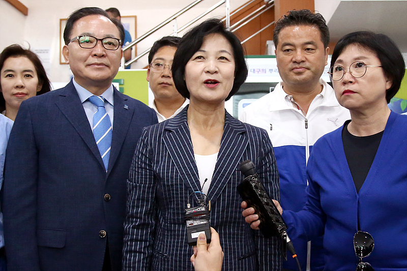 더불어민주당 추미애 대표가 9일 대구광역시 달성군 다사읍 사전투표소에서 투표를 마친 후 취재진의 질문에 답변하고 있다.
