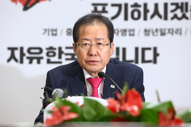 자유한국당 홍준표 대표가 14일 오후 서울 여의도 중앙당사에서 열린 최고위원회의에서 6.13 지방선거 참패의 책임을 지고 사퇴 의사를 밝히고 있다.