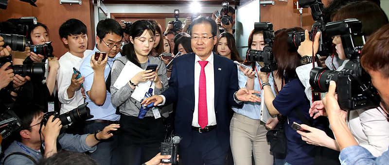14일 자유한국당 홍준표 대표가 6.13 선거에 대한 책임을 지고 당대표직을 사퇴한 후 취재진의 질문을 뒤로하고 당사를 떠나고 있다.