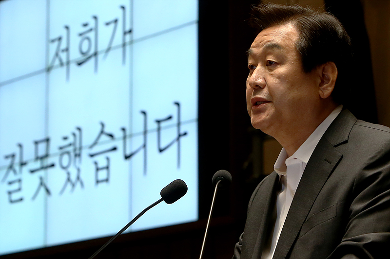 자유한국당 김무성 의원이 지난해 지방선거 결과에 따른 보수 몰락에 책임을 지고 다음 총선 불출마를 선언하고 있다. 자료사진