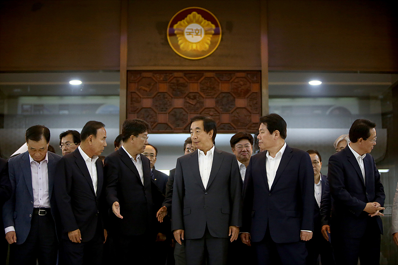 자유한국당 김성태 대표 권한대행 겸 원내대표와 소속 의원들이 15일 오후 국회 예결위회의장에서 열린 비상의원총회를 마치고 대국민 사과를 위해 본청 중앙홀로 집결하고 있다.