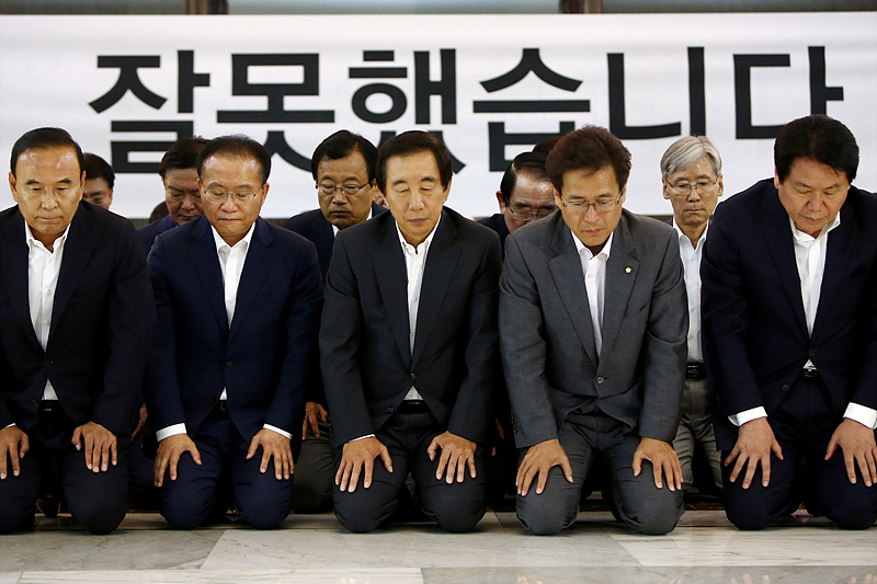 자유한국당 김성태 대표 권한대행 겸 원내대표와 소속 의원들이 지난달 15일 오후 국회 예결위장에서 열린 비상의원총회를 마치고 선거 패배에 무릎을 꿇고 대국민 사과하고 있다.