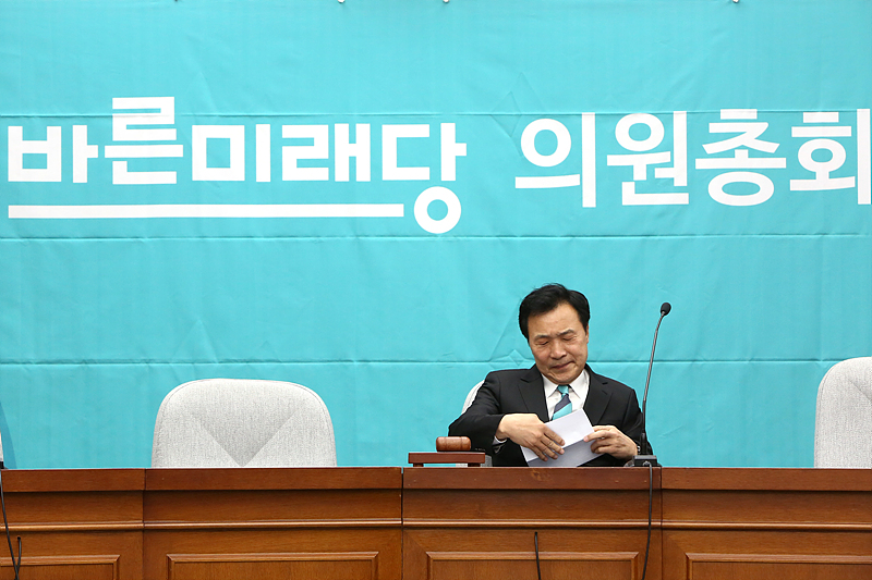 바른미래당 손학규 중앙선대위원장이 15일 국회에서 열린 중앙선거대책위원회 해단식 및 최고위원-국회의원 연석회의에서 해단식 모두발언을 준비하고 있다.