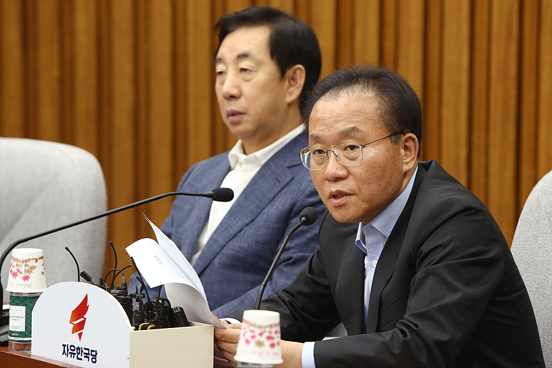 자유한국당 윤재옥 원내수석부대표인(오른쪽)과 김성태 원내대표