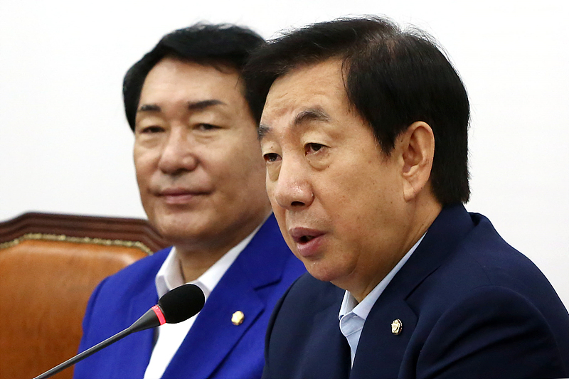 자유한국당 김성태 대표 권한대행 겸 원내대표(오른쪽)