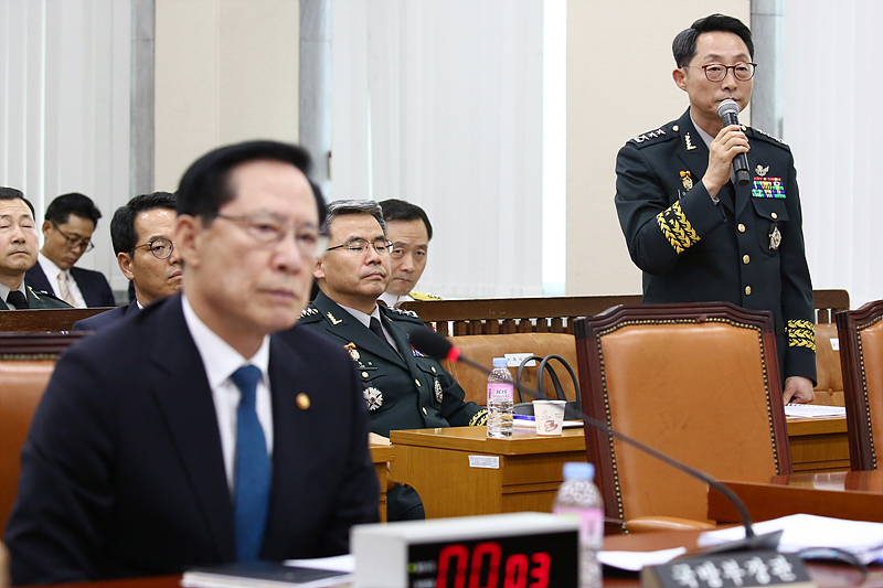 이석구 기무사령관이 24일 오후 국회에서 열린 국방위원회 전체회의에 출석해 의원들 질의에 답변하고 있다.