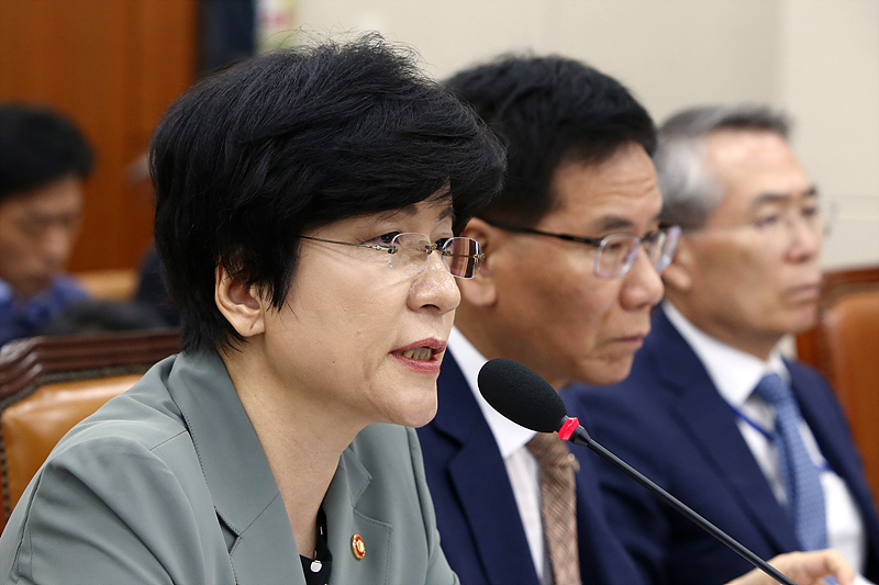 김영주 고용노동부 장관이 25일 국회에서 열린 환경노동위원회 전체회의에 출석해 의원들 질의에 답변하고 있다.