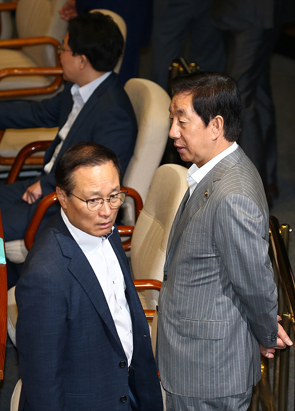 더불어민주당 홍영표(왼쪽) 원내대표와 자유한국당 김성태 원내대표