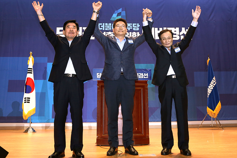 김진표(왼쪽부터), 송영길, 이해찬 후보가 손을 맞잡고 인사하고 있다.