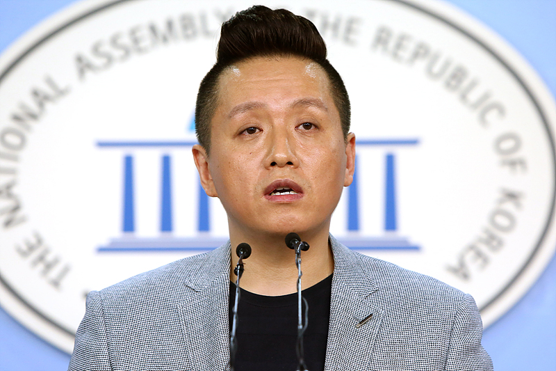 임태훈 군인권센터 소장이 31일 오후 국회 정론관에서 기자회견을 열고 자유한국당 김성태 원내대표의 발언을 지적하며 비판하고 있다.