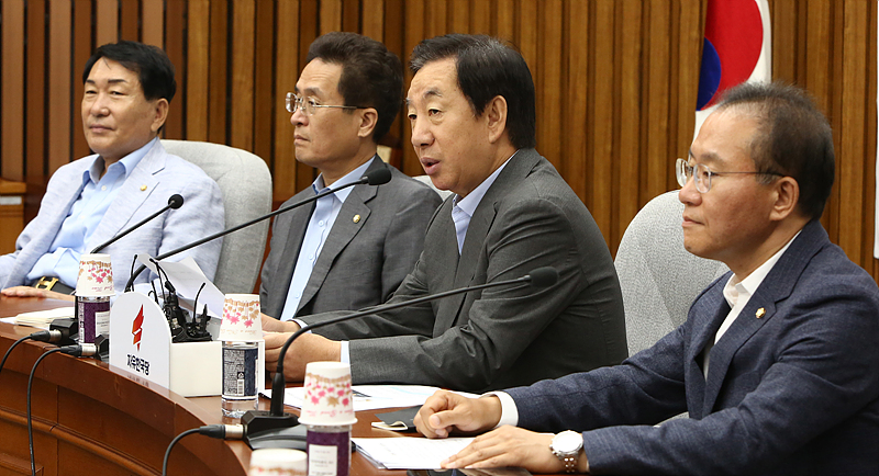 자유한국당 김성태 원내대표가 31일 오전 국회에서 열린 원내대책회의에서 모두발언하고 있다.
