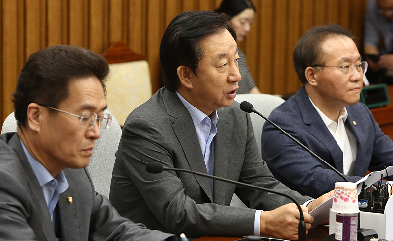 자유한국당 김성태 원내대표가 31일 오전 국회에서 열린 원내대책회의에서 모두발언하고 있다.