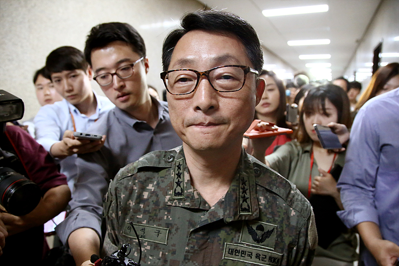 1일 국회에서 자유한국당 김성태 원내대표와 면담을 마치고 나오는 이석구 기무사령관이 취재진의 질문을 받고 있다.