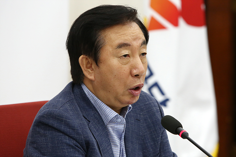자유한국당 김성태 원내대표가 1일 오후 국회 원내대표실에서 기무사 문건 관련 기자회견을 하고 있다.