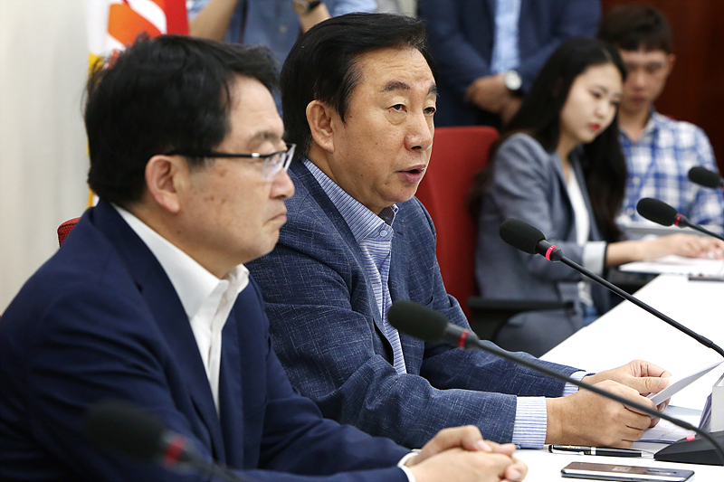 자유한국당 김성태 원내대표가 1일 오후 국회 원내대표실에서 기무사 문건 관련 기자회견을 하고 있다.