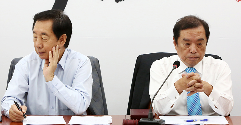 자유한국당 김병준 비상대책위원장(오른쪽)과 김성태 원내대표.