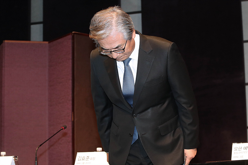 김효준 BMW코리아 회장이 6일 오후 서울 중구 웨스틴조선호텔에서 최근 잇따라 일어난 BMW 차량의 화재사고와 관련해 가진 긴급기자회견에서 사과를 하고 있다.
