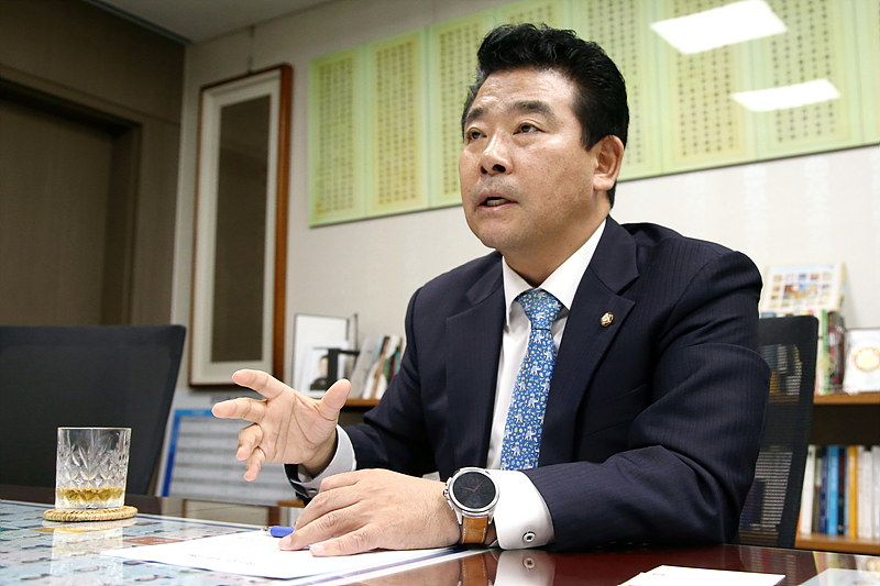 더불어민주당 8·25전국대의원대회에 최고위원 후보로 나선 박정 의원이 국회 의원회관에서 민중의소리와 인터뷰하고 있다.