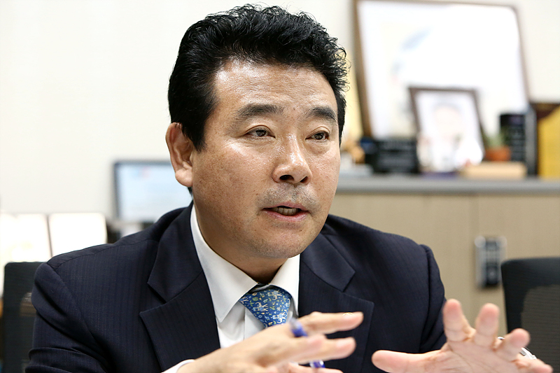 더불어민주당 8·25전국대의원대회에 최고위원 후보로 나선 박정 의원이 국회 의원회관에서 민중의소리와 인터뷰하고 있다.