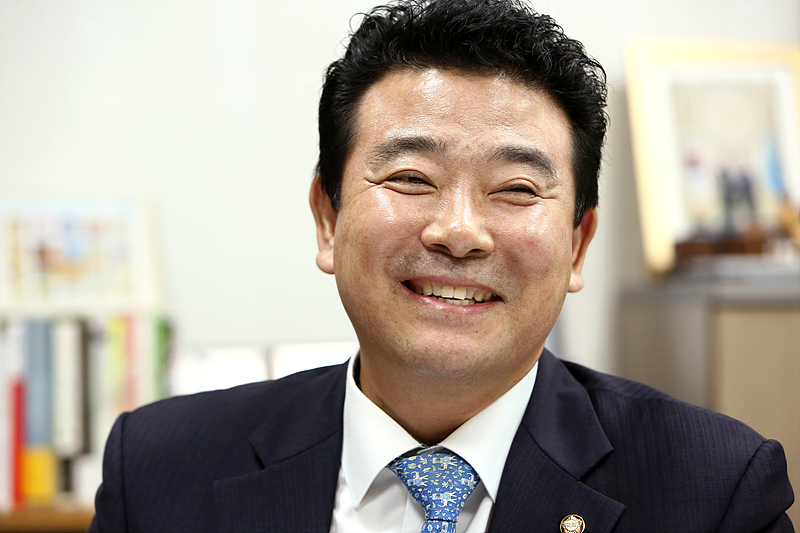 더불어민주당 8·25전국대의원대회에 최고위원 후보로 나선 박정 의원이 국회 의원회관에서 민중의소리와 인터뷰하고 있다.