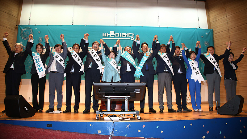 10일 오후 국회 의원회관에서 열린 바른미래당 9·2전당대회 예비경선 후보자 정견발표회에서 당대표-최고위원 후보자들이 손을 잡고 기념촬영하고 있다. 왼쪽부터 김동철 비대위원장, 김수민, 하태경, 김영환, 장성철, 신용현, 정운택, 장성민, 이수봉, 이준석, 권은희, 손학규 후보, 김삼화 선거관리위원장.