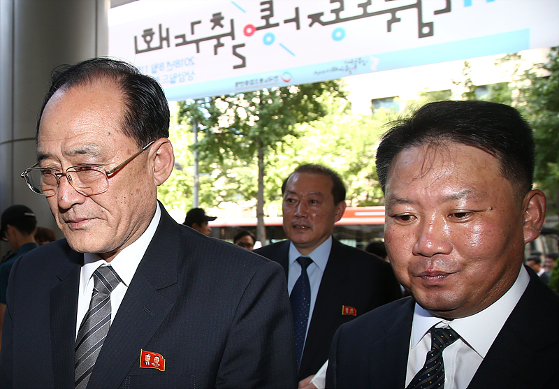 남북 민간교류행사인 남북노동자통일축구대회 참석차 방남한 북측 <br