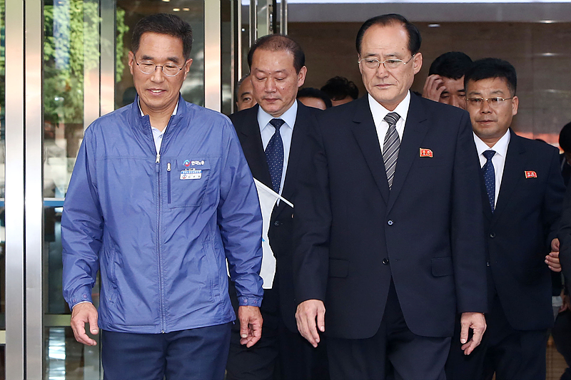 10일 오후 남북 민간교류행사인 남북노동자통일축구대회 참석차 방남한 북측 주영길 조선직업총연맹 위원장(오른쪽)과 김주영 한국노총 위원장이 환담을 마친 후 서울 여의도 한국노총에서 나서고 있다.
